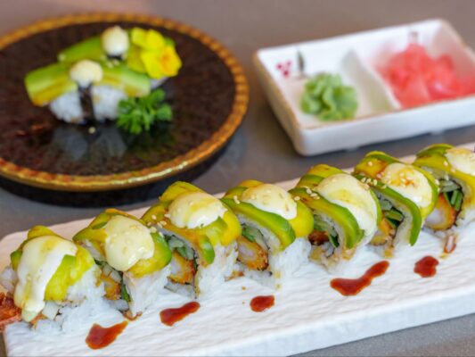 Cuộn tôm tempura phủ bơ: Đây là loại sushi chín, thuộc top best - seller và  cực dễ ăn 