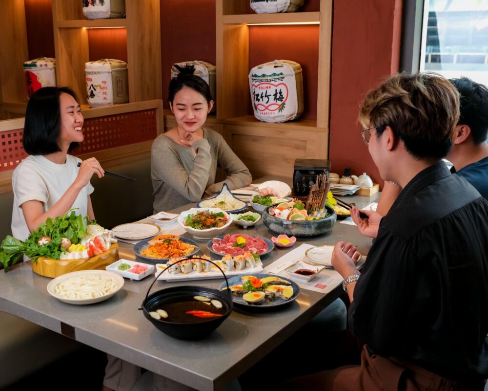 Khách hàng trải nghiệm sushi ngon đà nẵng tại Ari Sushi