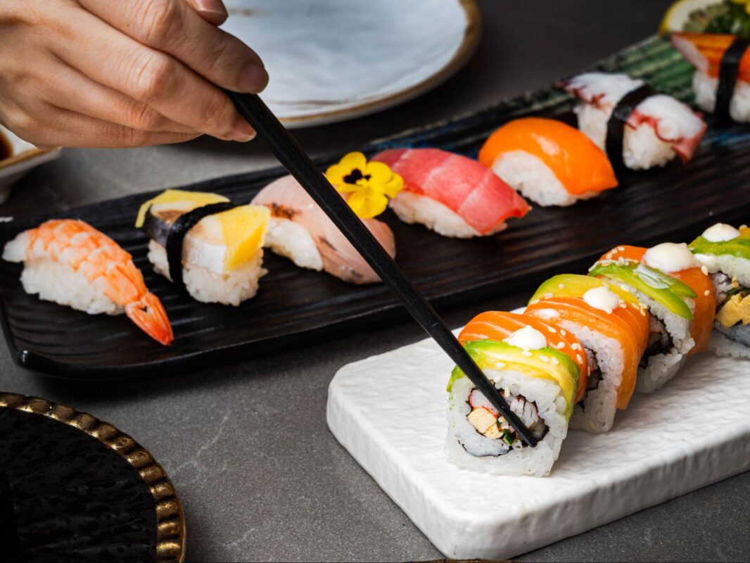 Quán Nhật ngon với sushi sushi và sashimi tươi