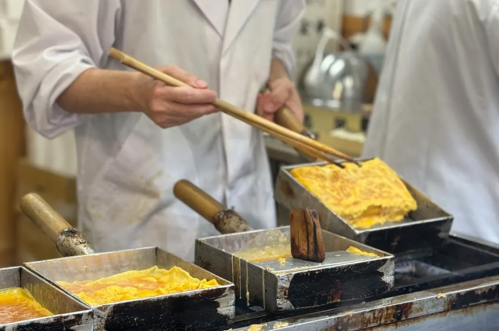 Cuộn Tamago đòi hỏi sự chuẩn xác và tập trung 