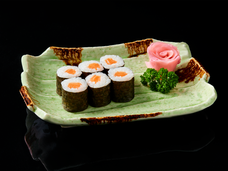 Maki trong tiếng Nhật có nghĩa là "sushi cuộn"